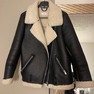 Aviator sherpa lined jacket 😍💚